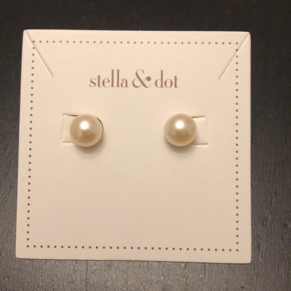 Stella & Dot Essential Pearl Studs